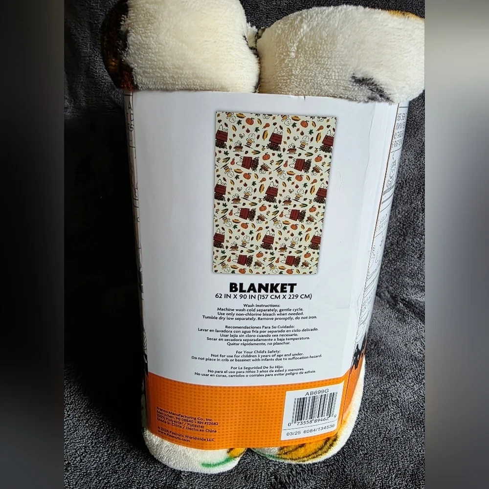 New Peanuts Snoopy throw blanket with harvest fall Thanksgiving print 62 × 90